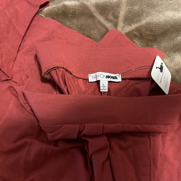 Crop top and pant set
FASHION NOVA - Picture 2 of 8